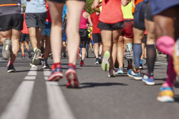街上跑马拉松的人。健康的生活方式。城市的运动员耐力图片下载