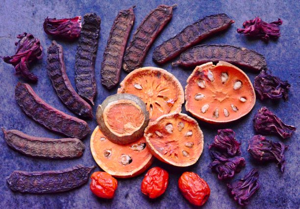 肥皂荚，贝尔，玫瑰和枣花，干燥的煮沸作为一个健康的草药饮料图片下载