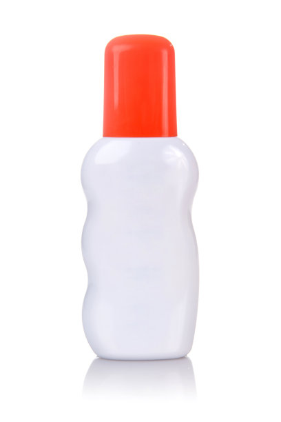 白皮肤上的一瓶洗发水/防晒霜图片下载