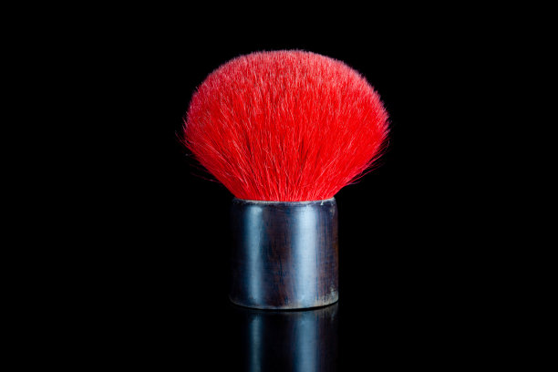 在黑色背景上化妆笔刷。图片下载