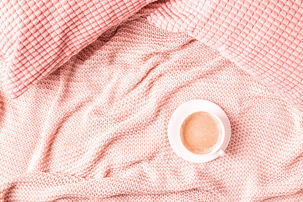 背景是粉红色格子和咖啡图片下载
