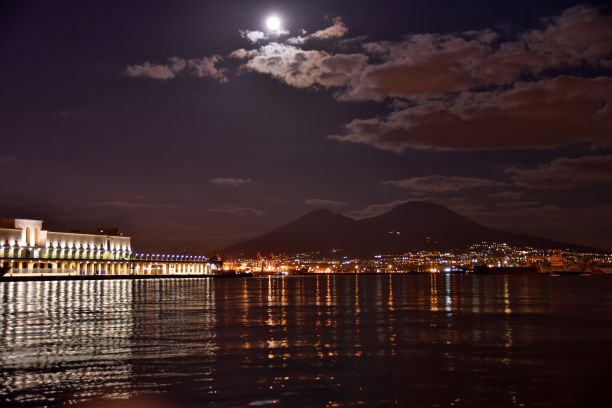 维苏维奥和那不勒斯夜晚的港口(那不勒斯湾)图片下载
