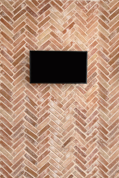 客厅内部红砖墙上的电视。图片下载