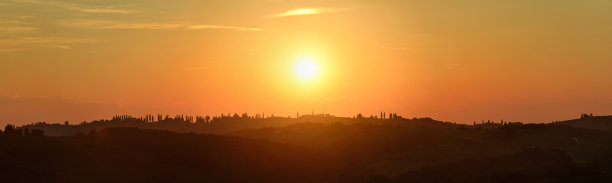 美丽的薄雾日落，风景全景图片下载