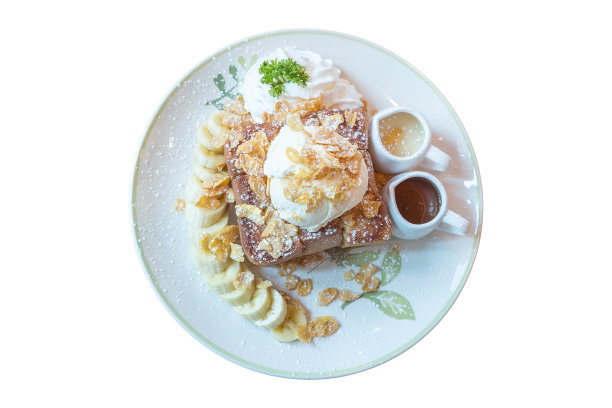 俯视图香草冰淇淋上的蜂蜜烤面包与香蕉和鲜奶油隔离图片下载