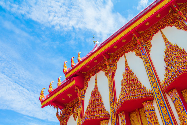 寺院建筑艺术，佛教古朴美丽，以泰国天空为背景图片下载