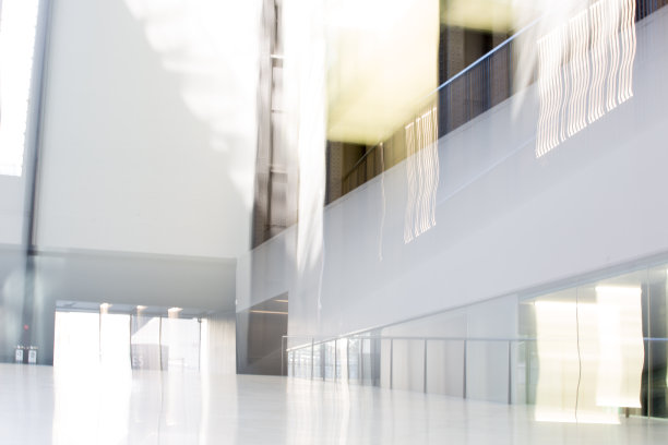 抽象模糊的大现代空间形象，以灯光和高大的窗户为背景图片下载