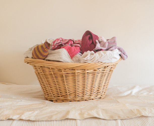 柳条洗衣篮，粉红色和白色洗涤图片下载