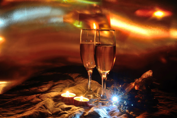 圣诞节的香槟静物画。图片下载