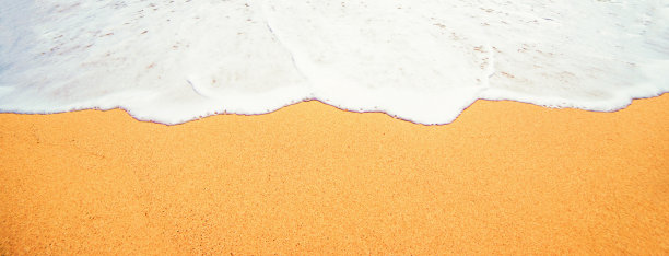 碧波荡漾的海滩，金色的沙滩和天空。暑假旅游背景概念。海全景与copyspace"n图片下载