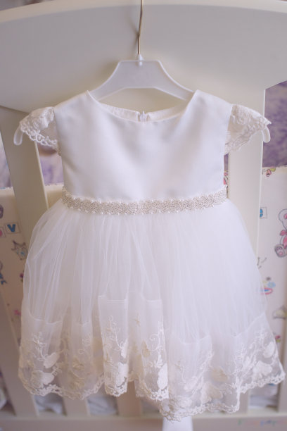 小女孩白色薄纱连衣裙图片下载