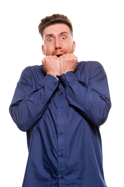 有魅力的年轻男子穿着蓝色衬衫，孤立在白色背景下。图片下载