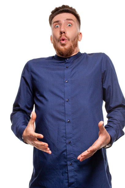 有魅力的年轻男子穿着蓝色衬衫，孤立在白色背景下。图片下载