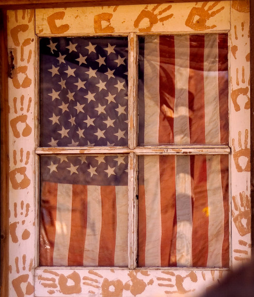 美国国旗挂在前门窗户上，独特的手印彩绘门框图片下载