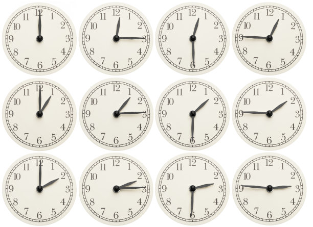 一组在白色背景上显示不同时间的办公室时钟图片下载