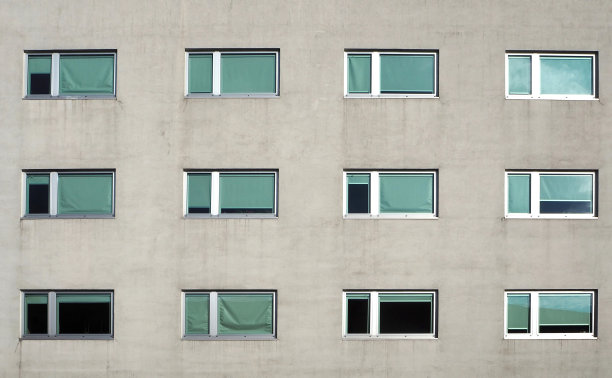灰色的现代建筑立面，新pvc窗户。前视图,详细图片下载