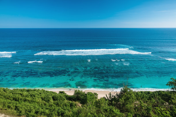 热带岛屿的热带海滩和蓝色的海洋和清澈的海水图片下载