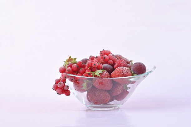 玻璃碗里装满了冰冻的红色水果图片下载