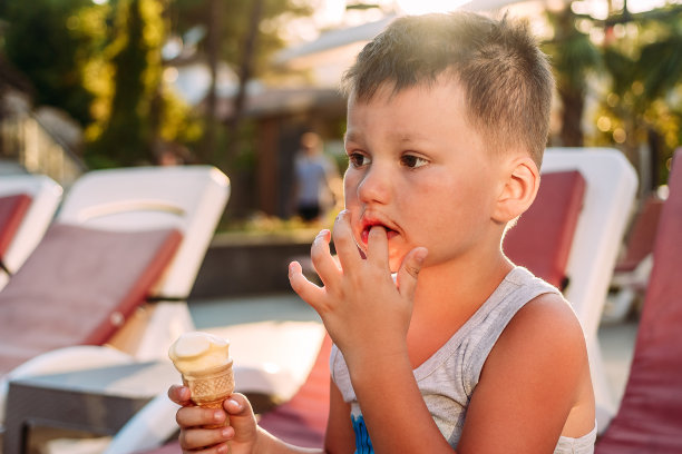 5岁的孩子舔手指。男孩在吃冰淇淋。彩色的嘴唇。儿童和夏天图片下载