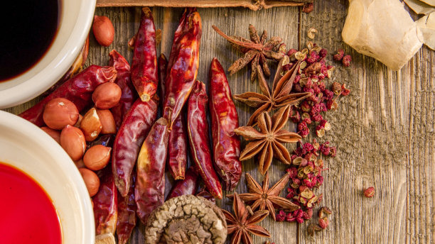 木桌上摆着中国的香料、油和食物图片下载