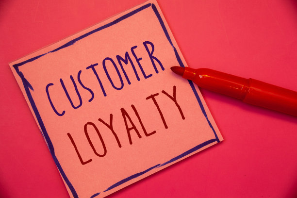 写便条显示客户忠诚度。商业照片展示客户满意度长期关系信心想法概念意图在粉红色的纸黑色字母框架红笔。图片下载