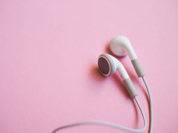 简单的白色耳机图片下载