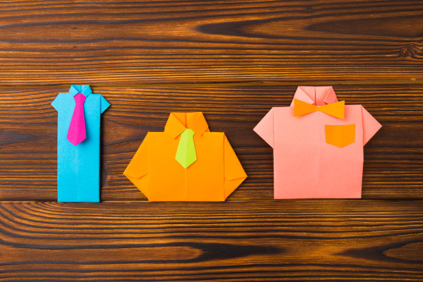 把印有“父亲节快乐”字样的纸衬衫放在木地板的背景上。——图片图片下载