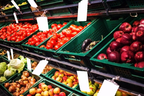 蔬菜和水果在架子上素材图片