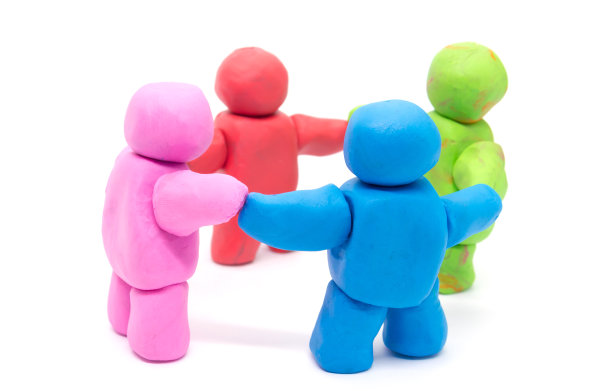 在白色背景上玩面团人类团队合作图片下载