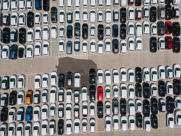 停车场里的新车图案。无人机的观点图片下载