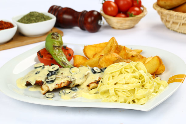 鸡排配酱汁，薯条和意大利面图片下载