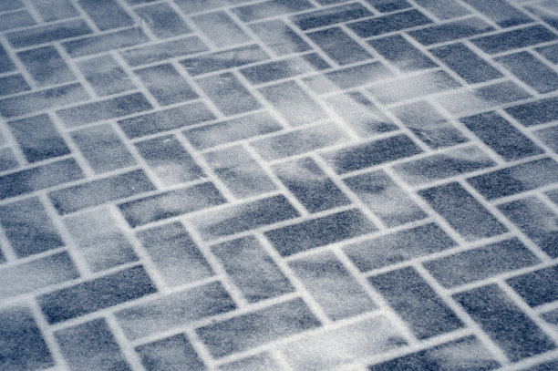 不寻常的现代地板由冰冷透明的深蓝色砖和白色缝。冰砌砖的背景。钴色冷冬宫。图片下载