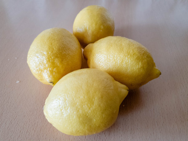柠檬的特写镜头。黄色的新鲜柠檬图片下载