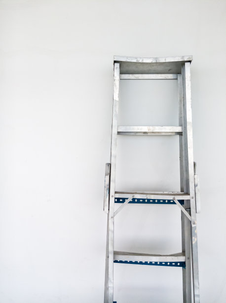 铝制可折叠梯子。图片下载