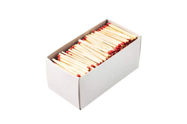 一个大的长方形空白纸板火柴盒装满了木头火柴与棕色硫磺头孤立在白色背景。用于野餐、旅行、厨房或其他用途图片下载