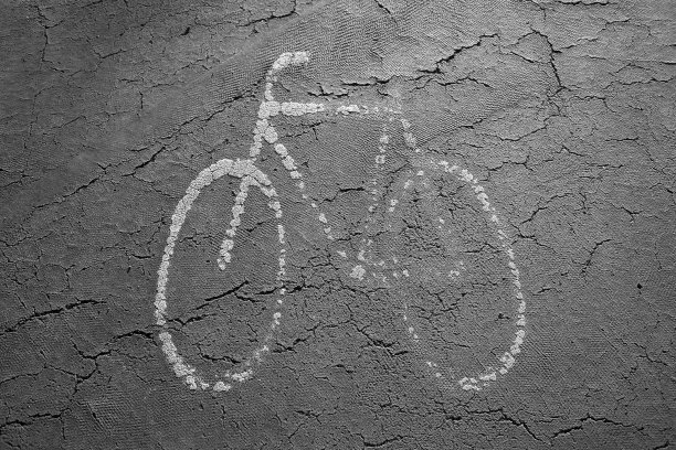 道路:在油漆过的柏油路上标出的自行车道图片下载