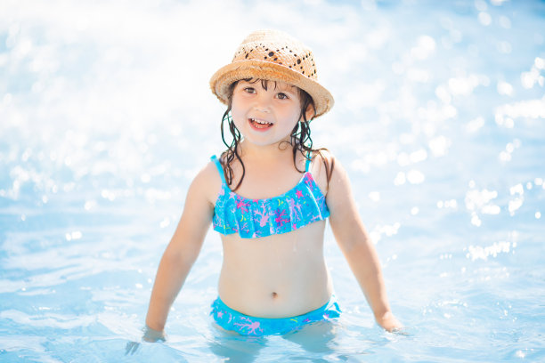 可爱的蹒跚学步的女孩在水上公园玩得很开心图片下载