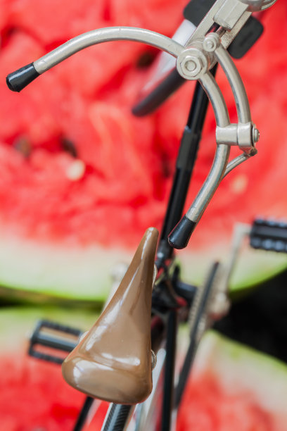 老式自行车上放着成熟的西瓜图片下载