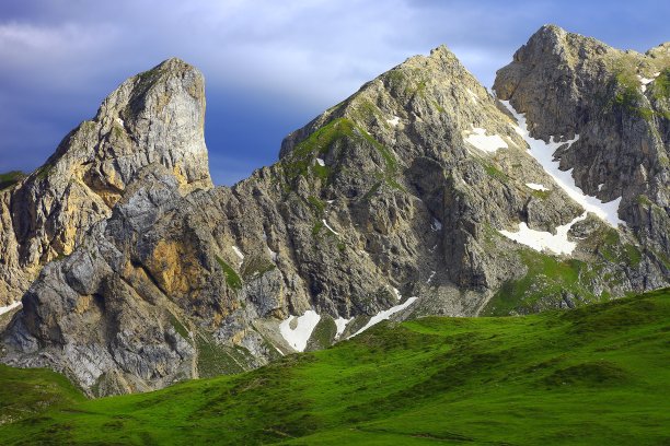 帕索焦尔戏剧性的风景，明亮的尖峰和绿色的草地-田园诗般的山口在意大利北部多洛米特山脉在日落，靠近科尔蒂纳d'Ampezzo图片下载