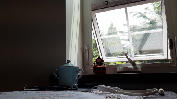 咖啡馆的内部很漂亮。图片下载