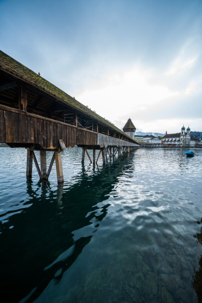 卢塞恩的教堂桥图片下载