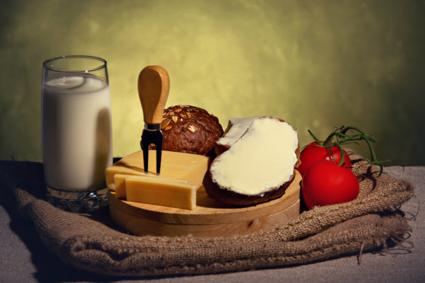 健康早餐:奶酪、牛奶、西红柿、黄油图片下载