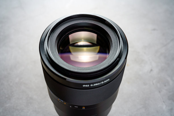 近距离的相机镜头在一个黑暗的背景图片下载