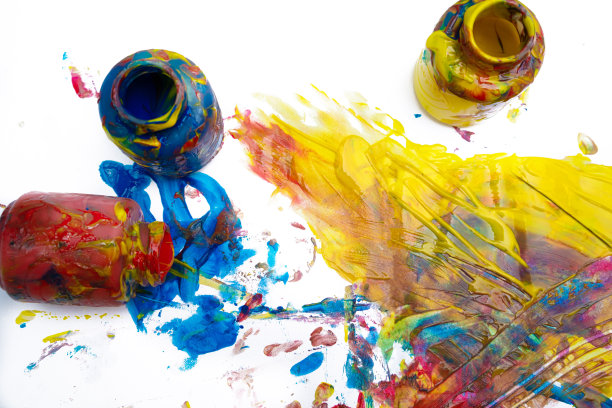 手指在一张白纸上画着蓝色、红色和黄色。创造性儿童发展在幼儿园或空闲时间在家图片下载