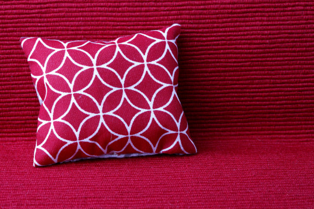 抽象图案的红色枕头图片下载