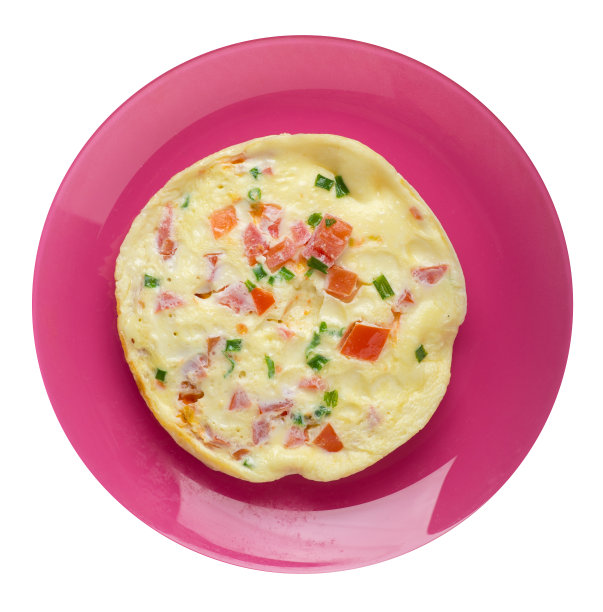 煎蛋卷与番茄和大葱在盘子孤立的白色背景。煎蛋卷顶视图。健康的早餐图片下载