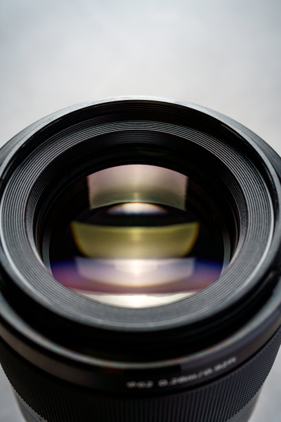 近距离的相机镜头在一个黑暗的背景图片下载