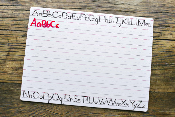 写在书写板上的ABC字母图片下载