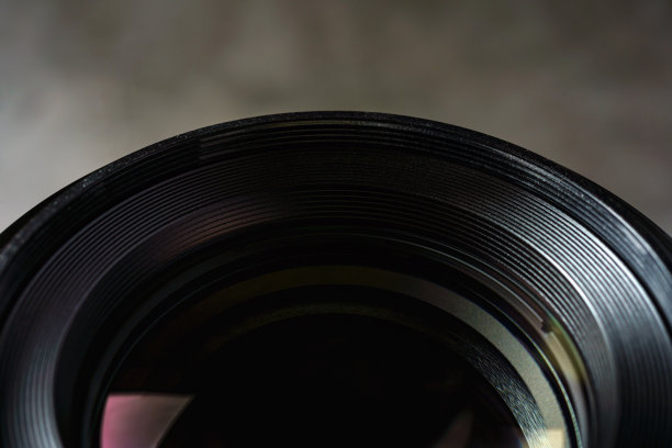 近距离的相机镜头在一个黑暗的背景图片下载