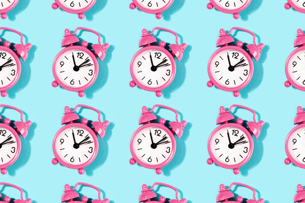 图案与粉红色闹钟在蓝绿色的背景。图片下载